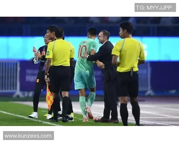 足球明星亲临NBA现场观赛引发球迷热议与互动盛况