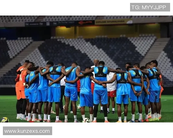 足球明星意外遭遇踩裆事件引发热议球迷们对此反应不一